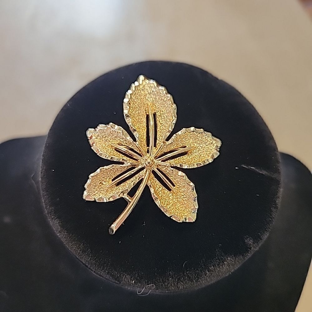 Vintage Sarah Coventry Leaf  Brooch Approximately 2”x 1.5” 12.9g